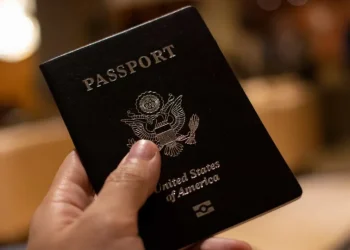 Por que os EUA caíram do 1º ao 10º lugar no ranking de passaportes fortes