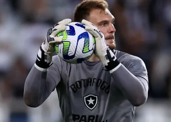 Torino contata Leeds United por Lucas Perri, ex-São Paulo e Botafogo