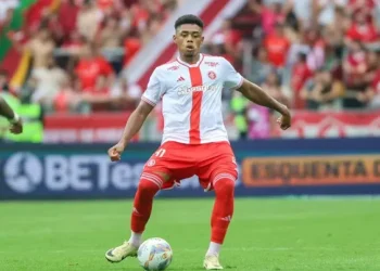 Denunciado, zagueiro do Inter pode levar gancho enquanto durar lesão de Pec