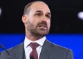 Eduardo Bolsonaro volta a descredibilizar sistema eleitoral após dado falso de Flávio sobre urnas