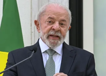 Lula prepara aumento do salário mínimo para R$ 2.020,00