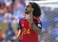 Jogador espanhol Marc Cucurella mantém cabelo longo para que filho autista o reconheça em campo