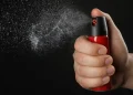 Mulheres podem comprar e usar spray de pimenta para defesa pessoal