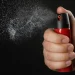 Mulheres podem comprar e usar spray de pimenta para defesa pessoal