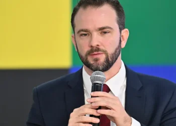 Durigan diz que bets deveriam ser reguladas como cigarro, com restrições à publicidade