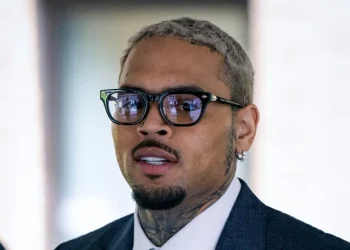 Chris Brown declara-se culpado em caso de agressão com garrafa
