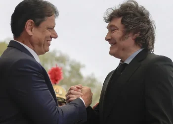 Milei recebe de Tarcísio mais alta honraria do Estado de São Paulo
