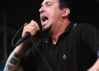 Morre Lou Koller, vocalista da banda de punk hardcore Sick Of It All, aos 59 anos