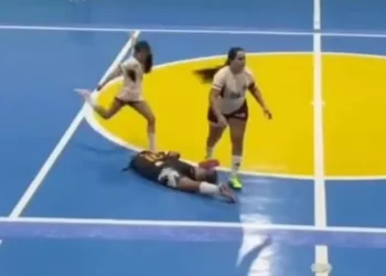 Jogadora é suspensa por 5 anos após chutar cabeça de adversária no futsal