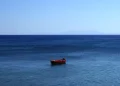 Homem é resgatado após um mês à deriva no mar: