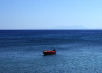 Homem é resgatado após um mês à deriva no mar:
