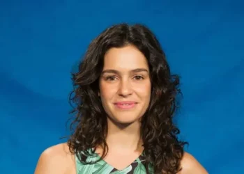 Maria Flor diz que terminou namoro após ex abandonar escova de dentes