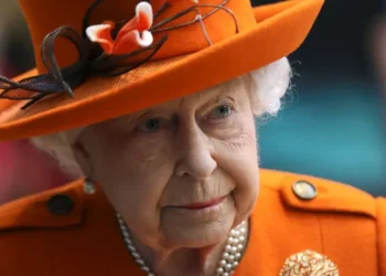 Rainha Elizabeth 2ª trabalhou até horas antes de morrer, diz biógrafo