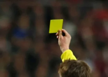 Cartão amarelo de argentino do Fluminense levanta suspeitas de manipulação no Brasileirão