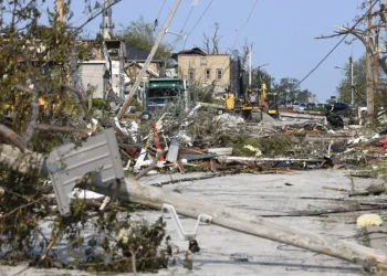Tornado deixa rastro de destruição e 15 mil sem energia em Wisconsin, EUA