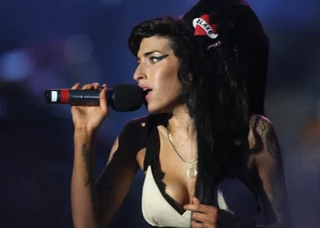 Pai de Amy Winehouse é condenado a pagar R$ 6,5 milhões a amigas da cantora