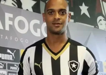 Ex-Botafogo e amigo morrem após vento derrubar muro no Rio; vídeo