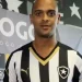 Ex-Botafogo e amigo morrem após vento derrubar muro no Rio; vídeo