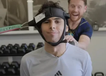 Piloto da F1, brasileiro Gabriel Bortoletto viraliza com treino de pescoço