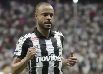 Mayke vai à Justiça contra o Santos e quer saída ainda nesta janela