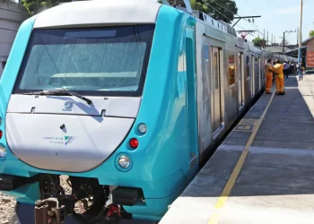 Trens do RJ têm trechos suspensos e atrasos após ventos fortes