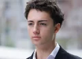 Francês de 19 anos é condenado por lamber canudo em Singapura