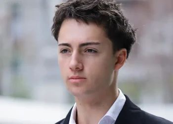 Francês de 19 anos é condenado por lamber canudo em Singapura