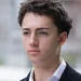 Francês de 19 anos é condenado por lamber canudo em Singapura