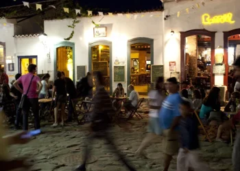 Pesquisa aponta que 8 de cada 10 brasileiros têm medo de sair à noite