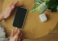 4 erros ao carregar o celular que podem reduzir a vida da bateria