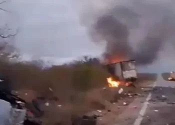 Acidente entre van e caminhão mata sete pessoas no sertão de Pernambuco