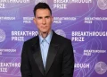 Adam Levine mostra foto rara ao lado da mulher e dos três filhos
