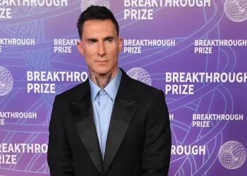 Adam Levine mostra foto rara ao lado da mulher e dos três filhos