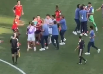 Agressão e confusão: Paredes protagoniza cenas de violência após a final