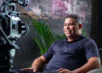 Após pausa, Ronaldo planeja nova SAF com Roberto Carlos no interior de SP