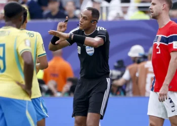 Árbitro com histórico ligado a Messi apitará Inglaterra x Argentina