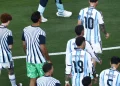 Argentina vira as costas para a Espanha durante entrega da taça