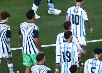 Argentina vira as costas para a Espanha durante entrega da taça