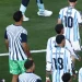 Argentina vira as costas para a Espanha durante entrega da taça