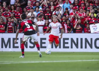 Argentino do Benfica reage às vaias do Flamengo com recado nas redes