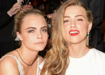 Cara Delevingne confirma relação com Amber Heard: