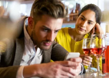Cinco hábitos com o celular que podem pôr o seu relacionamento em risco
