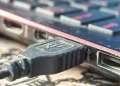 Como limpar a porta USB do celular ou notebook sem causar danos