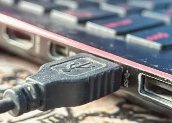 Como limpar a porta USB do celular ou notebook sem causar danos