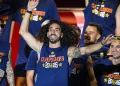 Cucurella cumpre promessa e tatua rosto de Luis de la Fuente