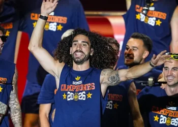 Cucurella cumpre promessa e tatua rosto de Luis de la Fuente