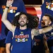 Cucurella cumpre promessa e tatua rosto de Luis de la Fuente