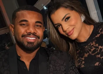 Davi Brito mostra namorada em seu colo enquanto faz