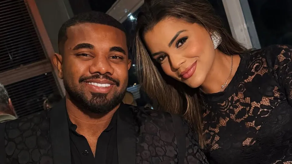 Davi Brito mostra namorada em seu colo enquanto faz