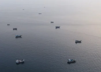 EUA atacam Irã após ofensiva contra navios no Estreito de Ormuz